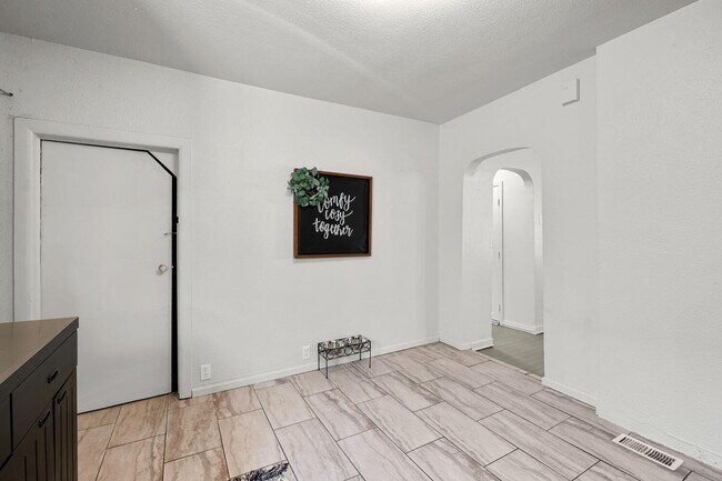 Building Photo - 4 bed 1 bath Home Available Now in Westwood!