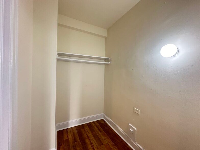 Building Photo - 3335 W Diversey Ave