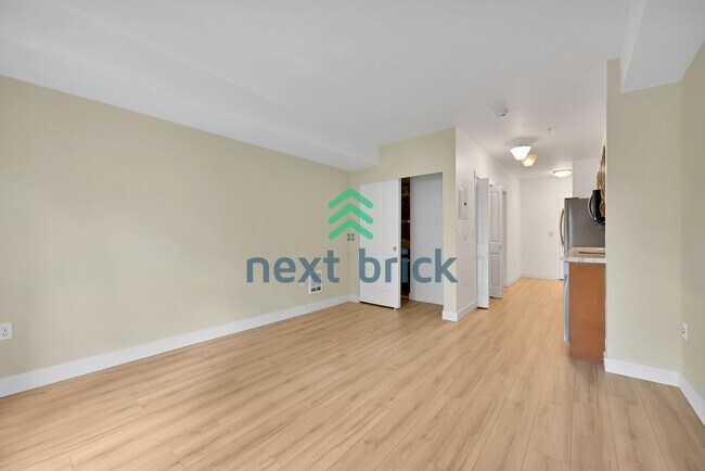 Building Photo - Charming Studio Condo in the Heart of Bellevue – Perfectly Cozy 422 Sq Ft Space!