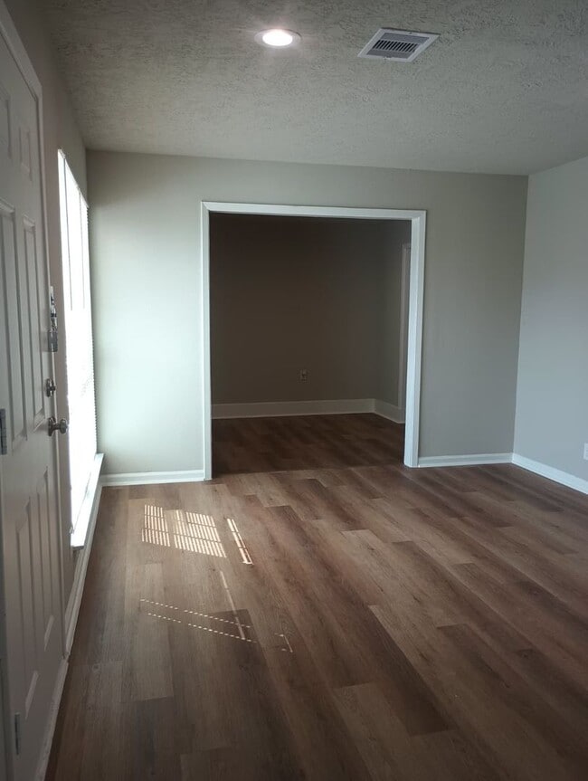 Building Photo - 3-bedroom, 1-bathroom home located inSouth...