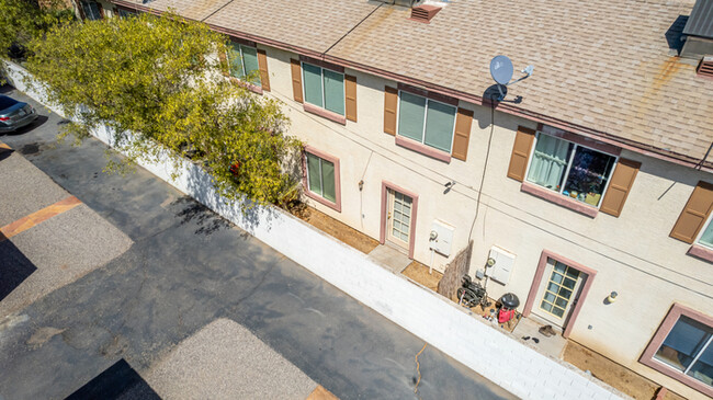 Building Photo - 3Bed/2.5Bath townhouse at 24th St/Thomas! ...