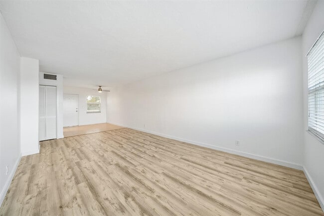 Building Photo - 2555 NE 11th St