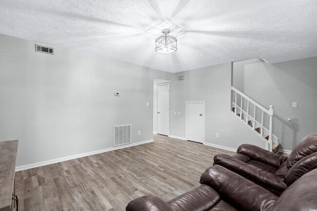 Building Photo - 715 Pine Dr