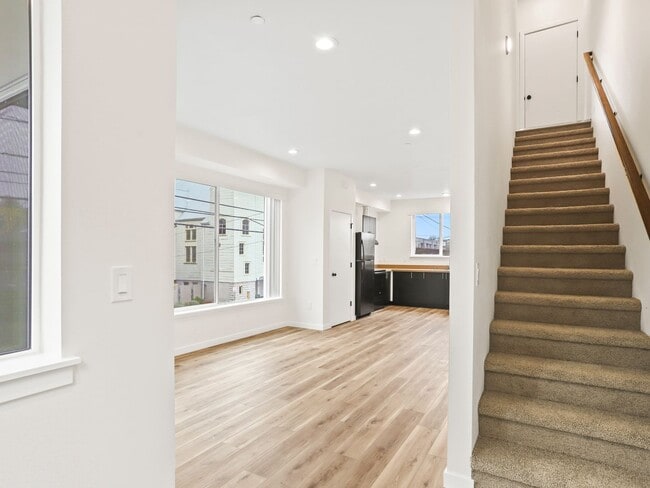 Building Photo - Vancouver Townhouses - Get 1 Month Free!