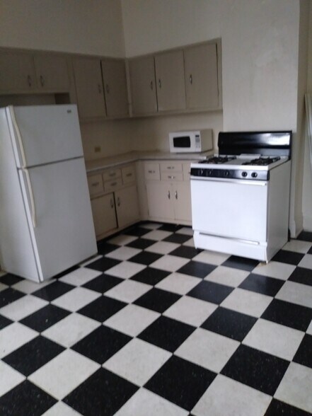 Building Photo - 2230 Ravine St