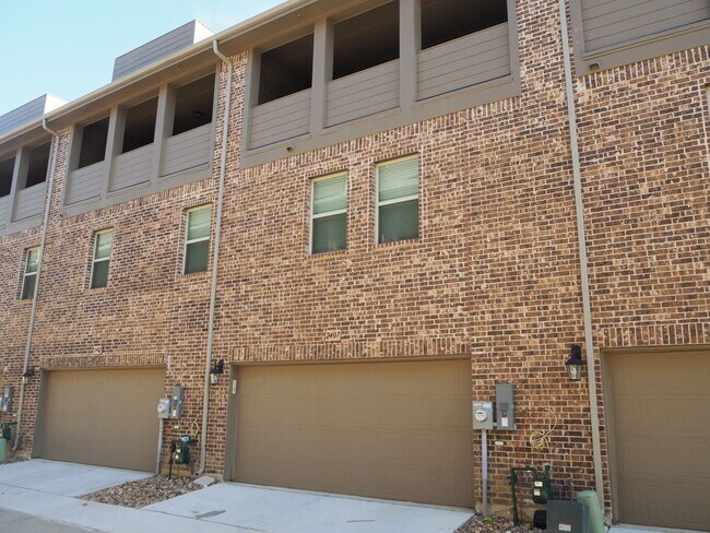 Building Photo - 2407 Klamath Dr