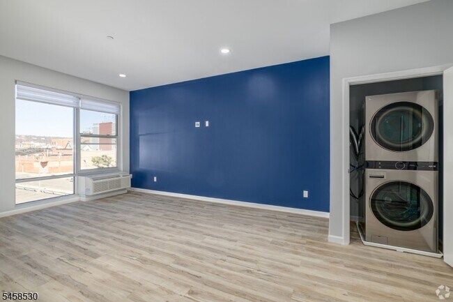 Building Photo - 208 W 7th St