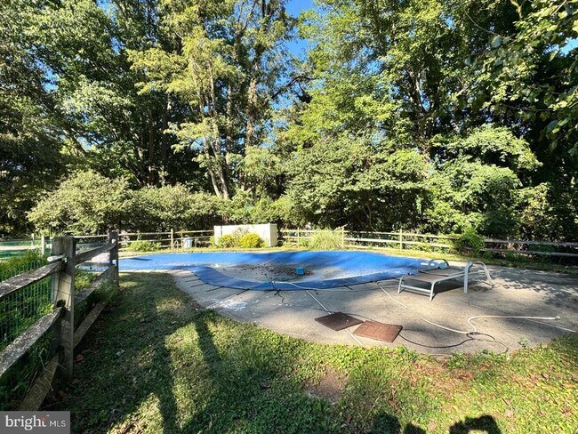 Building Photo - 765 Farnum Rd