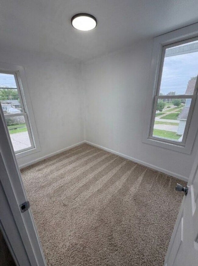 Building Photo - Updated 2 Bed, 2 Bath House for Rent with 2 Stall Garage!!!