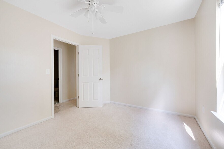 Building Photo - 6119 Oaklawn Ln
