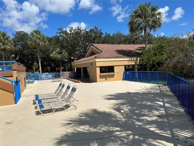 Building Photo - 15535 N Miami Lakeway