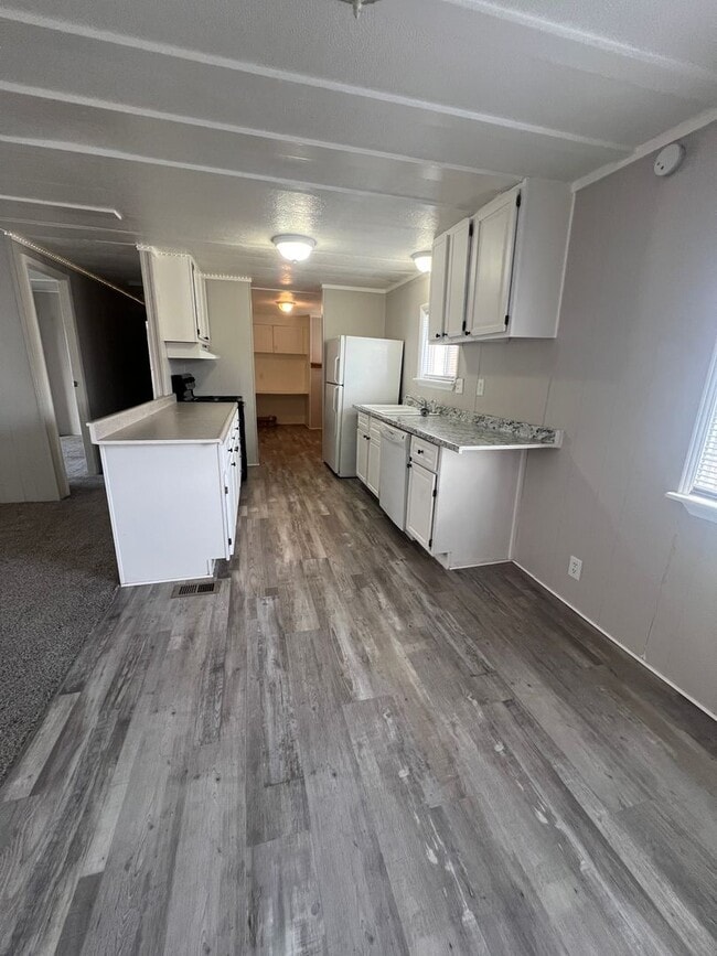 Building Photo - Large Three Bedroom In Chubbuck