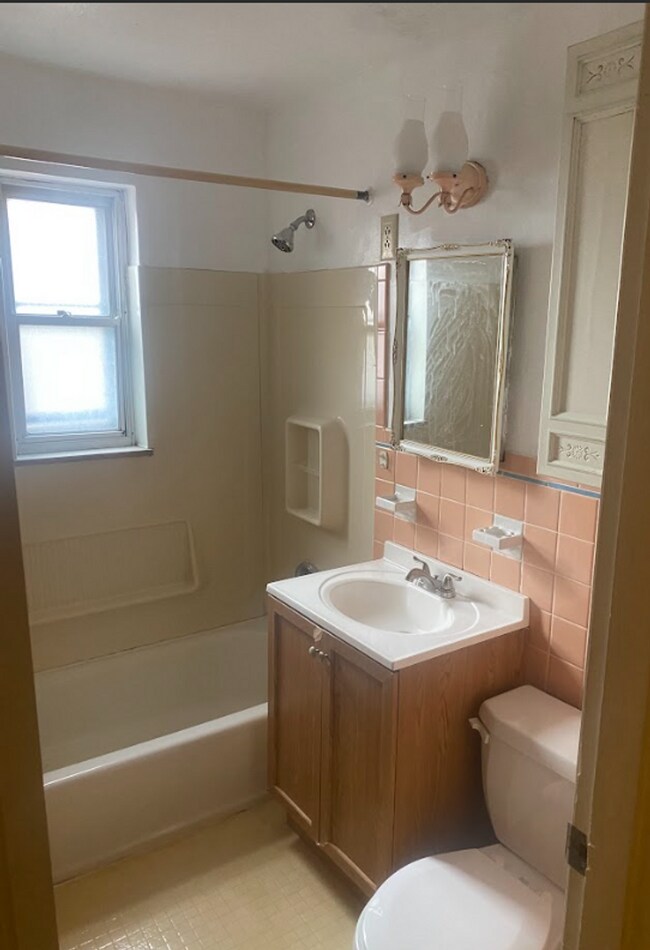 Building Photo - 1008-1010 W Dorothy Ln