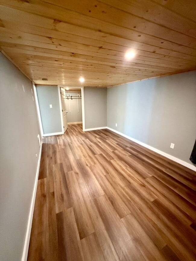 Building Photo - 3 bed 1 one bath house with yard