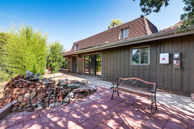 Building Photo - 10 Robbers Roost