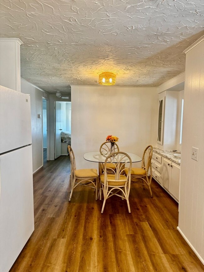 Building Photo - Welcome to your Florida retirement dream in desirable Hollywood Estates.