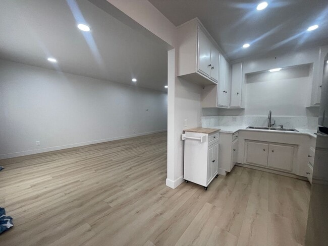 Building Photo - Beach at Your Door | Renovated Ocean Blvd Unit- 2 Weeks Rent Free