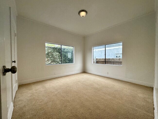 Building Photo - 1053 Dundas St