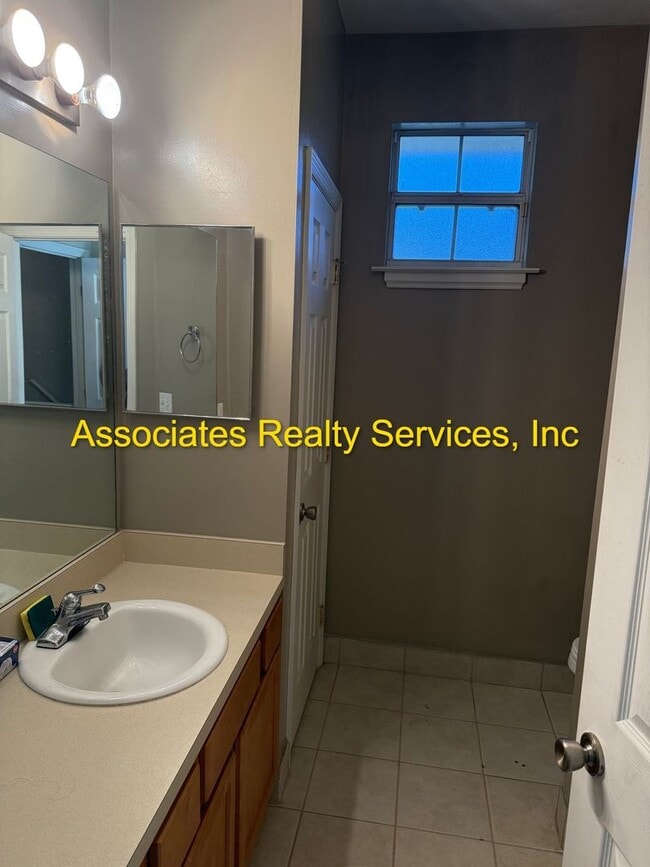 Building Photo - Spacious End Unit Available in Garland Condo