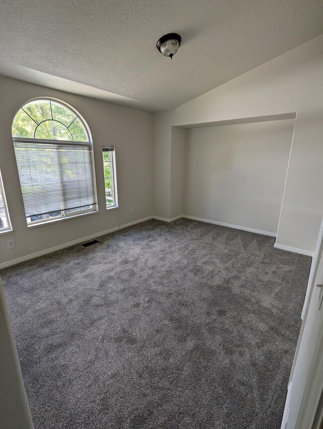 Building Photo - Comfy Spanish Fork Townhome (End Unit)