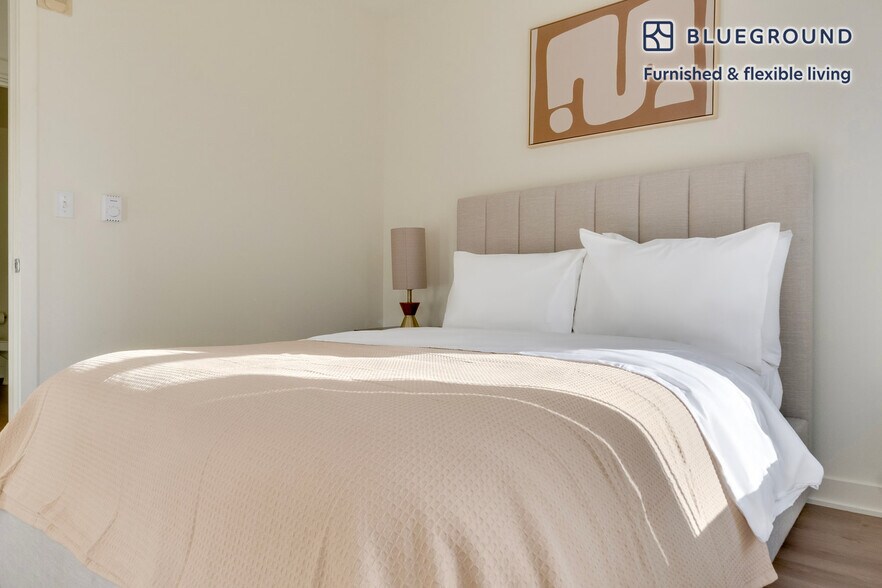 Building Photo - 11000 NE 10th St