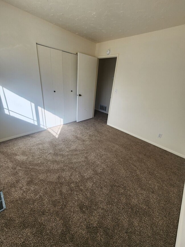 Building Photo - SINGLE FAMILY HOME ON HILLCREST (APP#72)