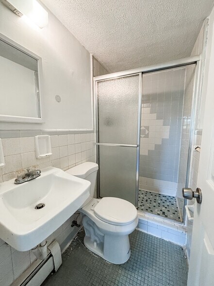 Master Bedroom Bathroom - 3412 Lumardo Ave