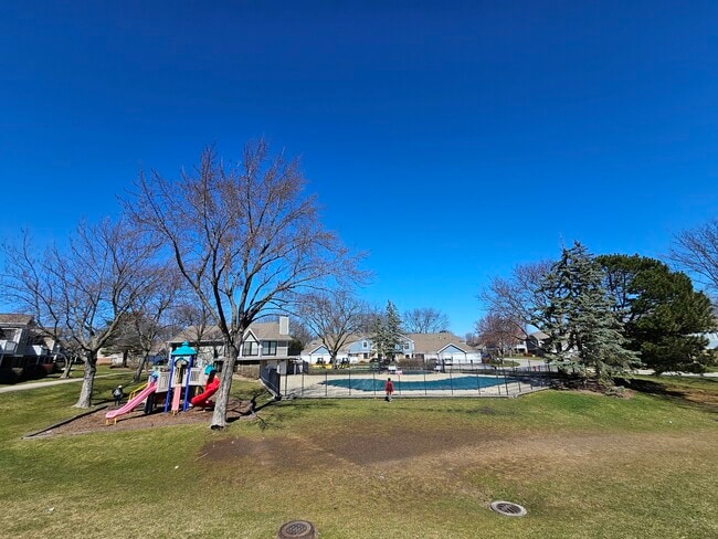 Building Photo - 273 Elmwood Ln