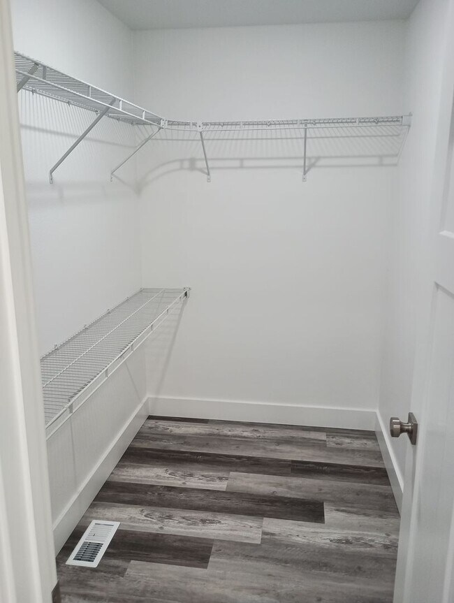 Building Photo - AVAILABLE NOW! 3 bed 2 bath Single Family home in Norton Shores!