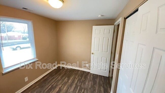 Building Photo - 163 Tecumseh Dr