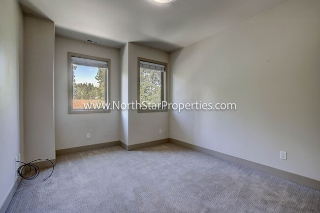 Building Photo - Town home located in west side Bend