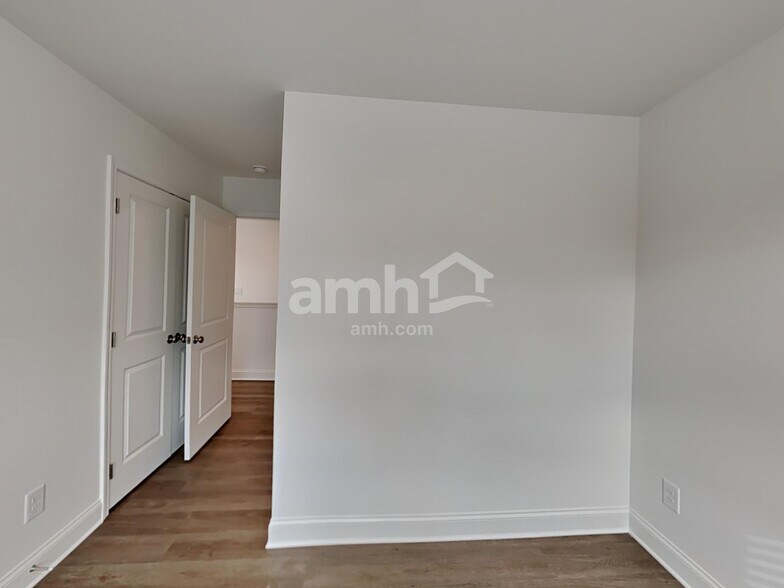 Building Photo - 1032 Highland Walk