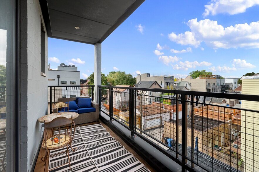 Building Photo - 2205 W Medill Ave
