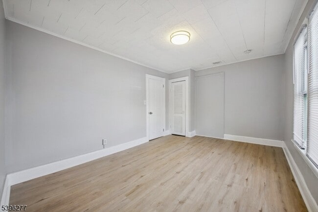 Building Photo - 176 Valley St