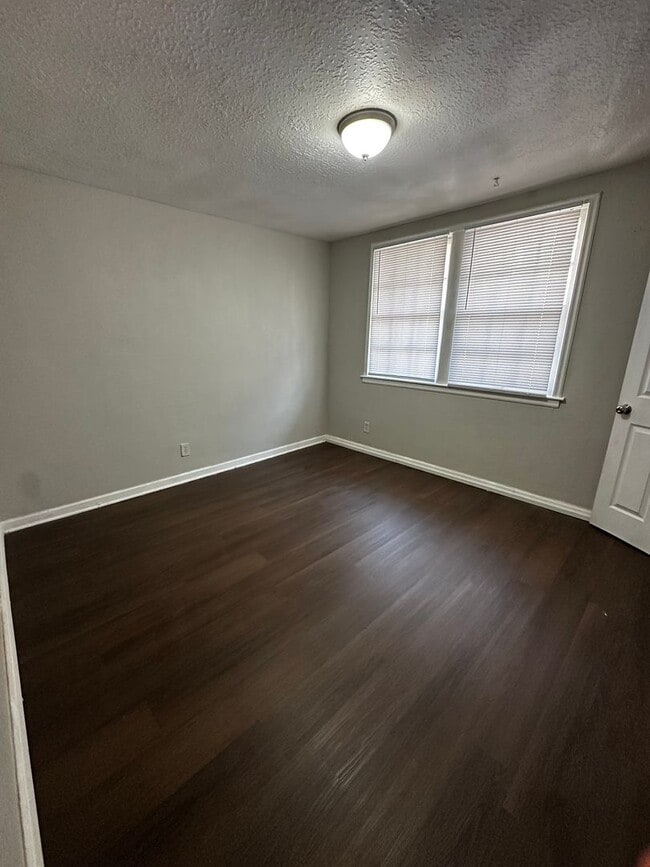 Building Photo - 3 bed 1 1/2 bath