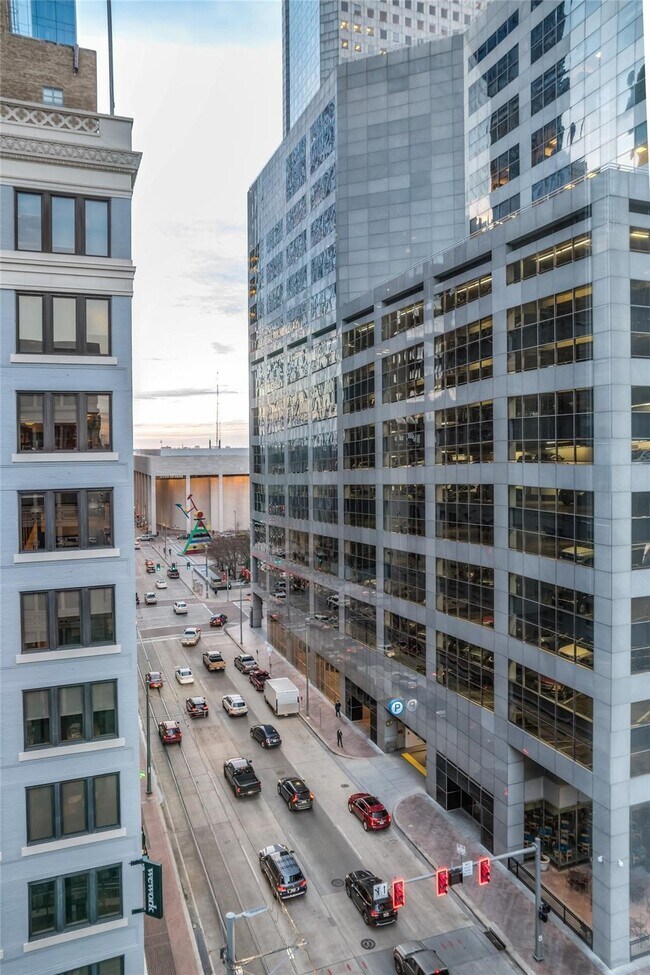 Building Photo - 705 Main St