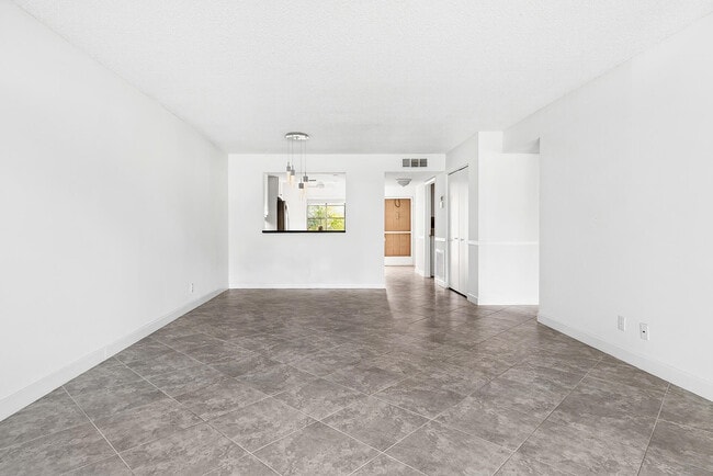 Building Photo - 5021 Oakhill Ln