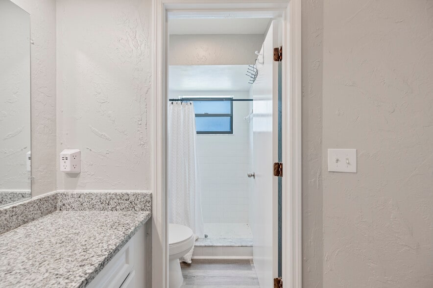 Master bath - 3568 Raintree Ln