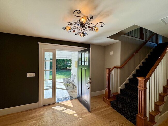 Building Photo - Gorgeous 5 bedroom, 4.5 bath, Westside Dan...