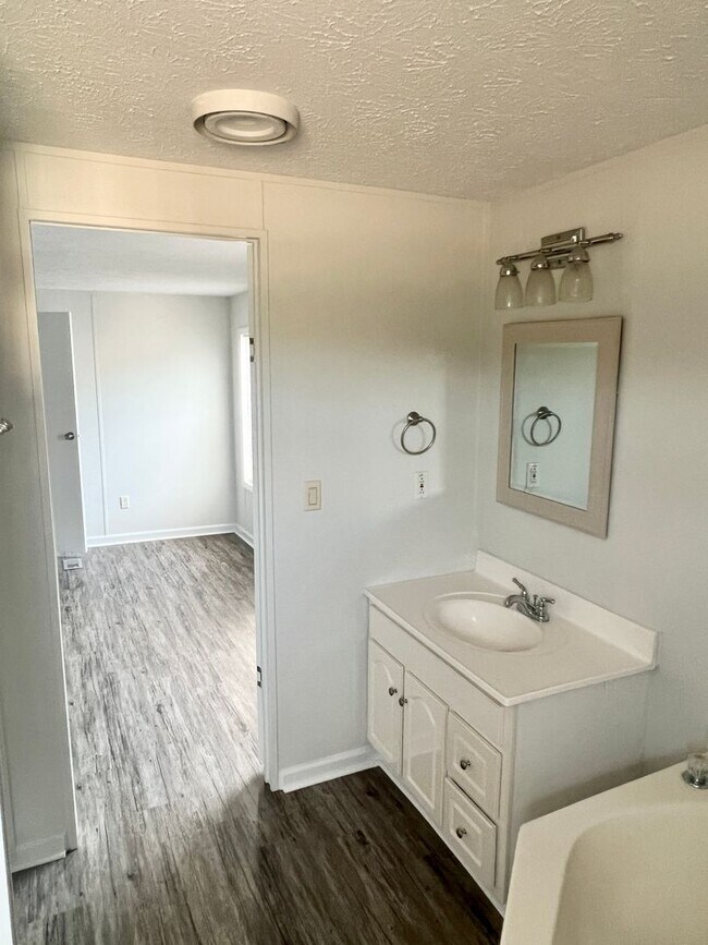 Building Photo - Move in ready!! 2BD/2BA spacious mobile home!