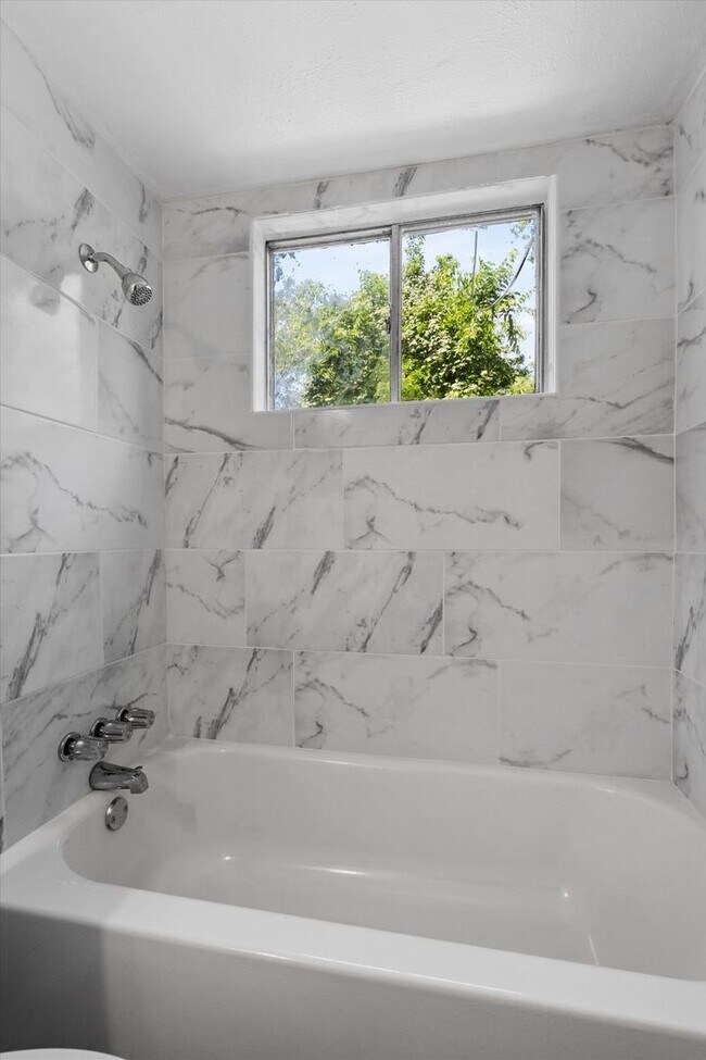 Building Photo - Newly Renovated 2/1 Apartment in East Austin