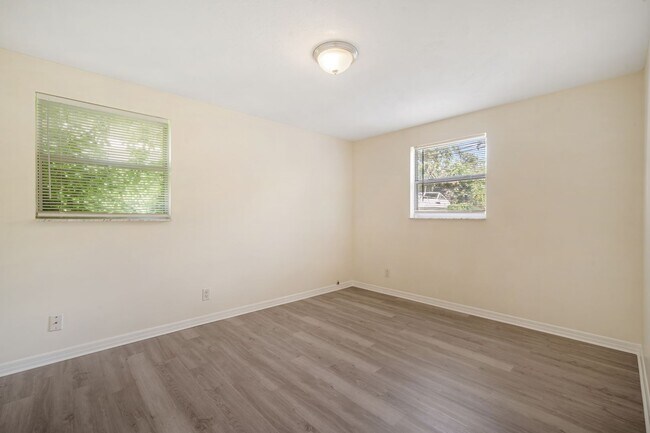 Building Photo - Move in Ready! Modern Style, Renovated 3 b...