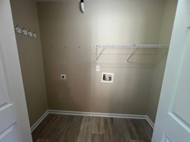 Building Photo - Beautiful 2 bedroom 2.5 bath town house located off Piney Green Road