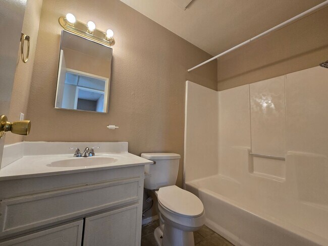 Building Photo - 3 Bedroom Home off of Hollywood– Now Offer...