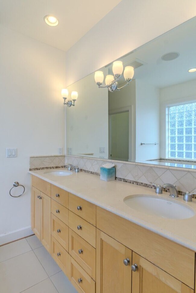 Building Photo - 4Bd/4Ba Seattle Home