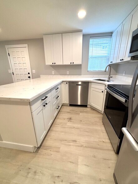 Brand new kitchen, soft close cabinets, plenty of storage with new stainless steel appliances - 2026 Lombard Ave