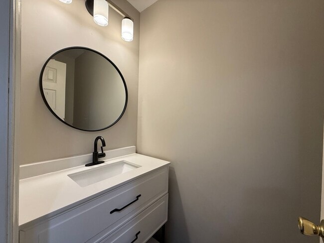 Building Photo - 3-Bedroom Townhome Just Minutes From Downtown Hickory!