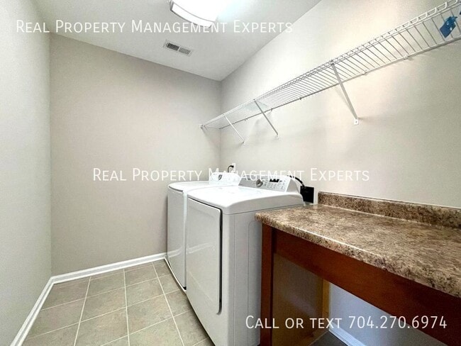 Building Photo - 2309 Marthas Ridge Dr