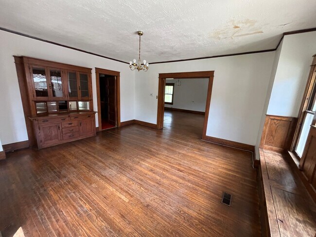 Building Photo - 5 BD/2BA Home next to Kirkwood with fenced backyard!