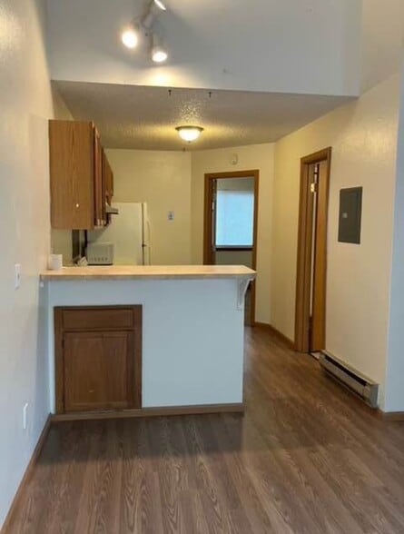Lots of cabinet space - 131 Wellington St